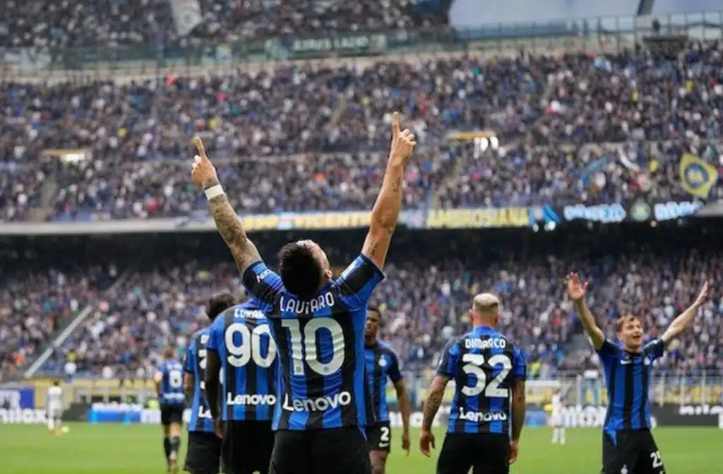 Toàn đội Inter Milan ăn mừng bàn thắng của Lautaro Martinez