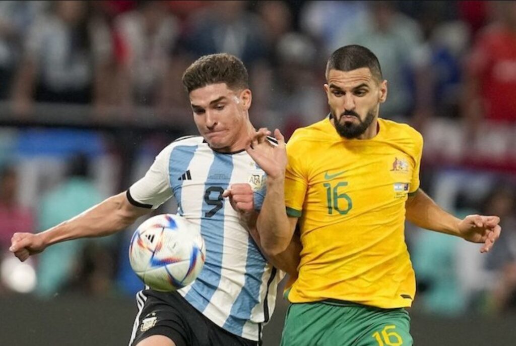 Julian Alvarez vs Aziz Behich trong trận Argentina vs Australia ở vòng 16 đội World Cup 2022