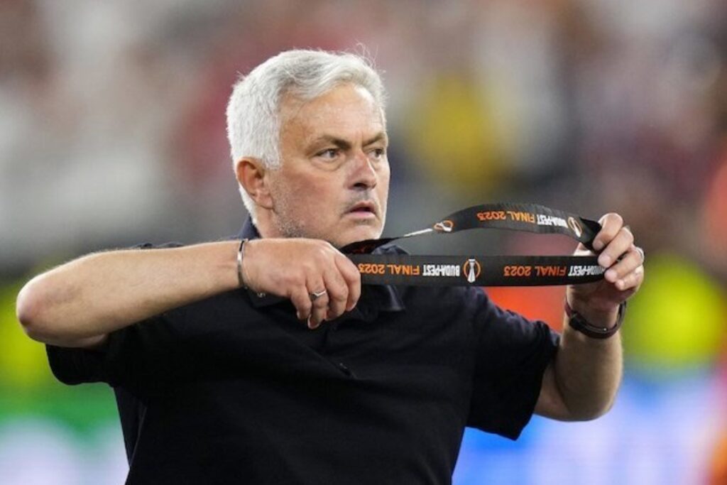 HLV AS Roma, Jose Mourinho, tước huy chương Á quân Europa League 2022/2023