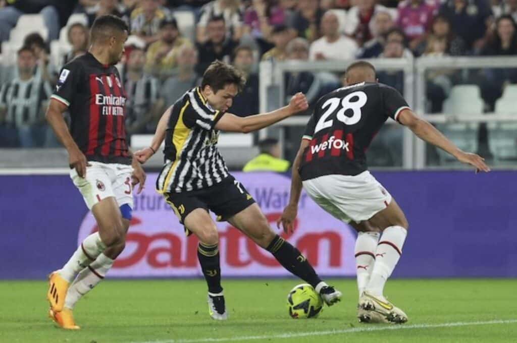 Federico Chiesa được bao quanh bởi hai cầu thủ AC Milan trong trận Juventus vs AC Milan ở Tuần 37 Serie A 2022/2023