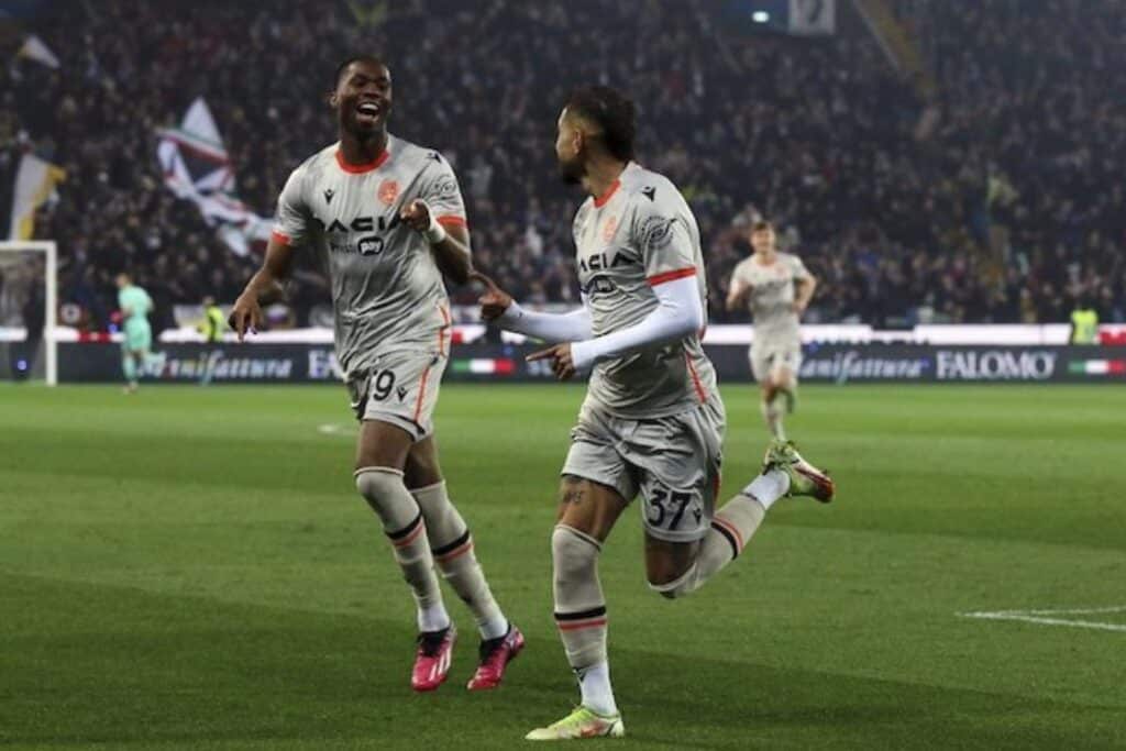Roberto Pereyra (phải) ăn mừng sau khi ghi bàn cho Udinese