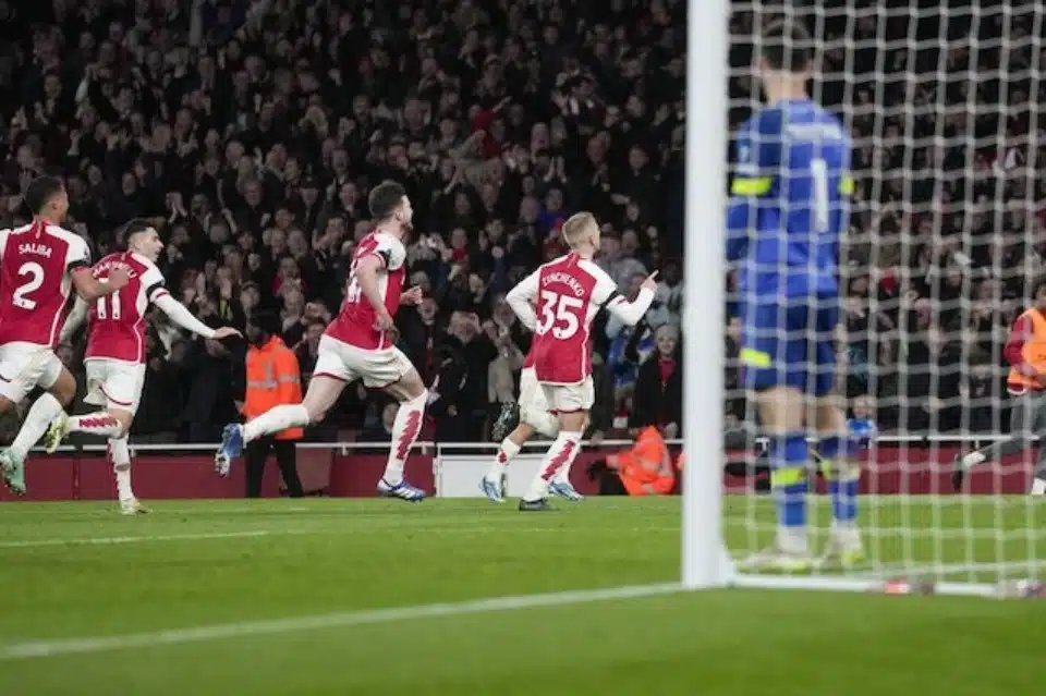 Premier League 2023/2024: Pha ăn mừng bàn thắng của cầu thủ Arsenal Oleksandr Zinchenko (số 35), trong trận Arsenal vs Burnley tuần 12