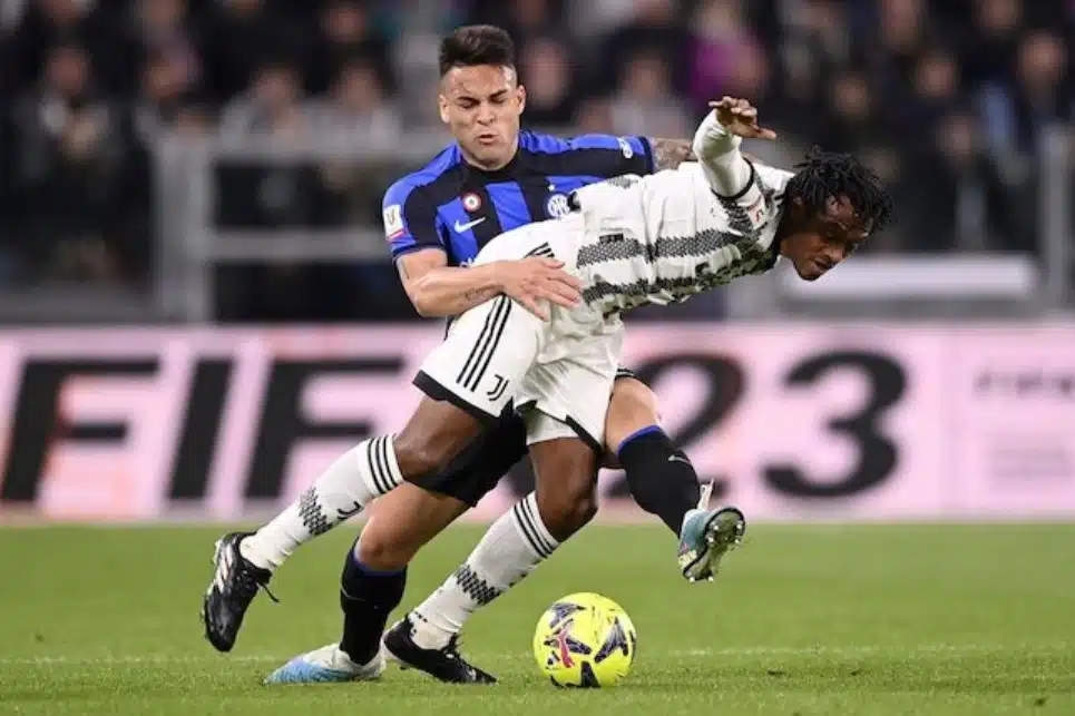 Juan Cuadrado và Lautaro Martinez đọ sức trong trận bán kết Coppa Italia 2022/2023 Juventus vs Inter Milan, Thứ Tư (4/5/2023)