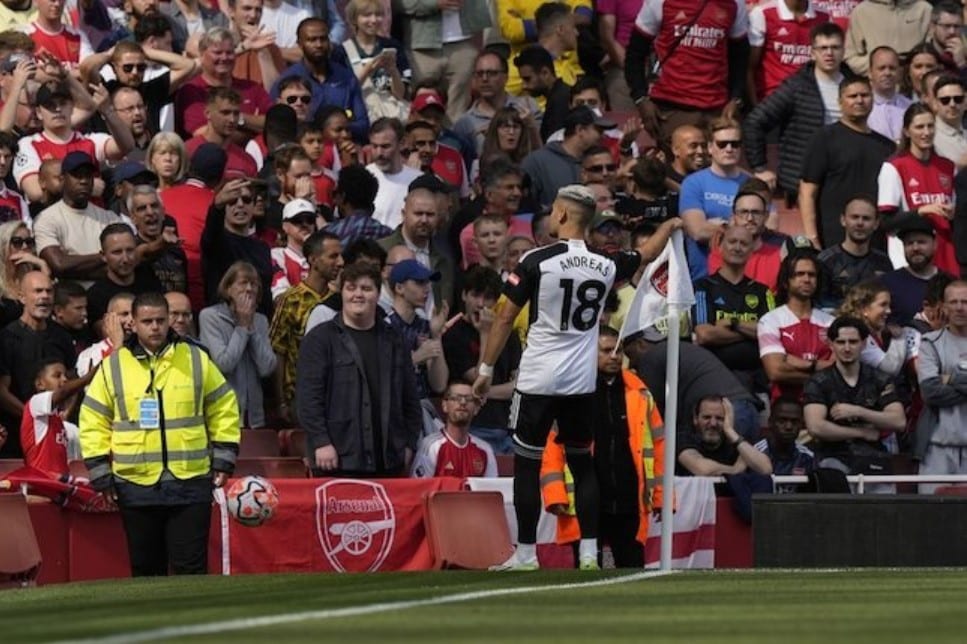 Andreas Pereira sút vào khung thành Arsenal ở Tuần 3 Ngoại hạng Anh 2023/2024