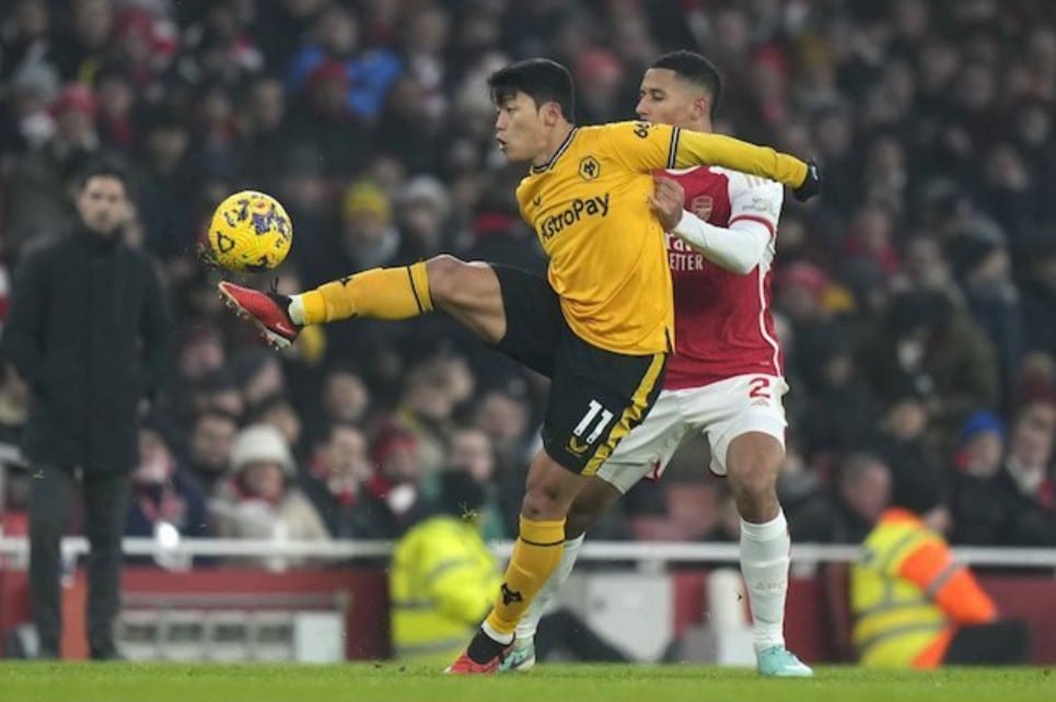 William Saliba cố gắng kiểm soát chuyển động của Hwang Hee-chan trong trận Arsenal vs Wolverhampton, Thứ Bảy (12/2/2023)