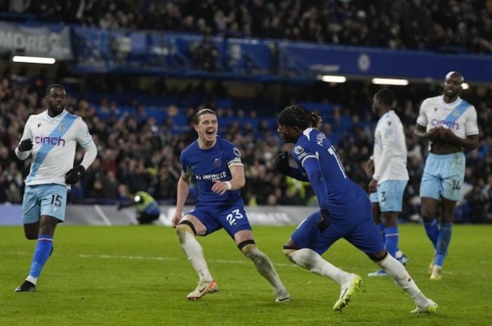 Noni Madueke ăn mừng sau khi ghi bàn thắng trong trận Chelsea vs Crystal Palace ở vòng 19 Ngoại hạng Anh 2023/2024, sáng sớm thứ Năm (28/12/2023) 