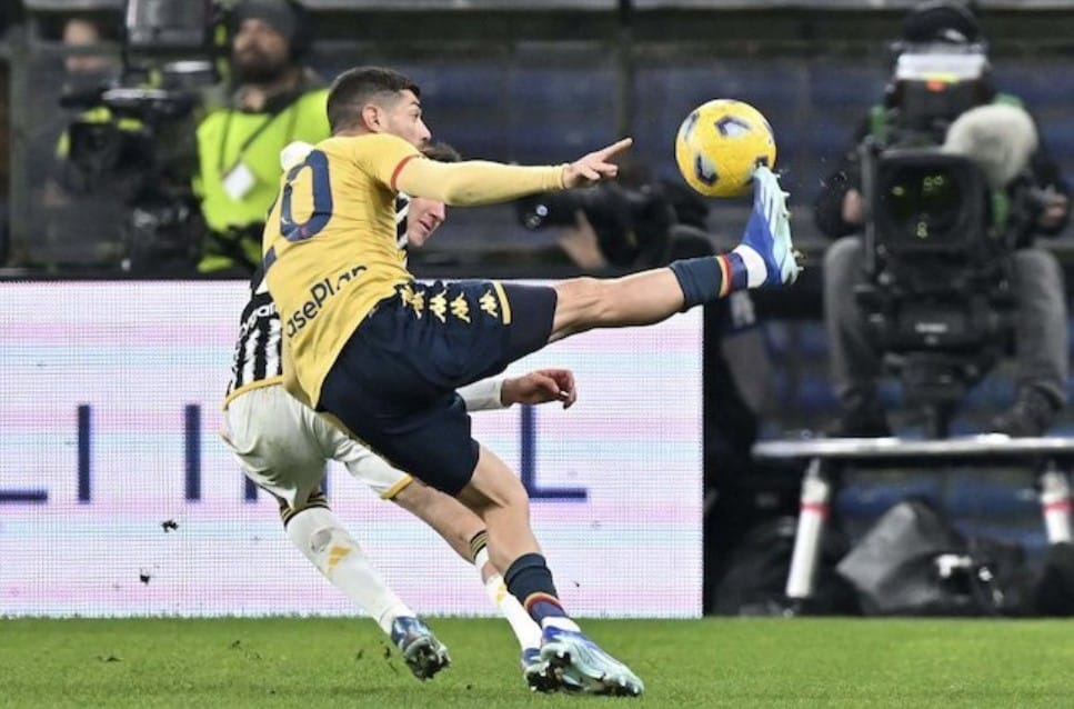 Serie A 2023/2024: Hành động của cầu thủ Genoa, Stefano Sabelli, trong trận Genoa vs Juventus tuần 16
