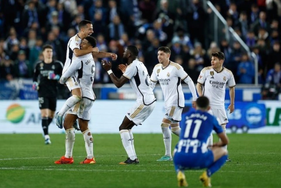 Đội hình Real Madrid ăn mừng bàn thắng của Lucas Vazquez tại trụ sở Alaves, thứ Sáu (22/12/2023)