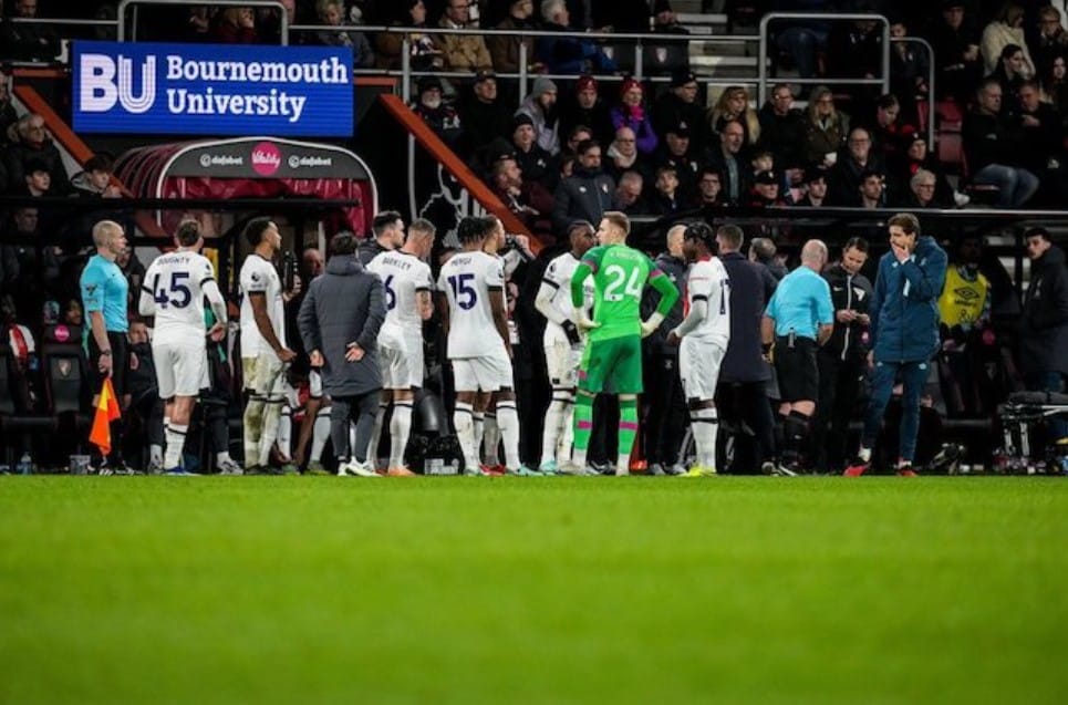 Trận đấu giữa Bournemouth vs Luton Town bị dừng do Tom Lockyer gục ngã