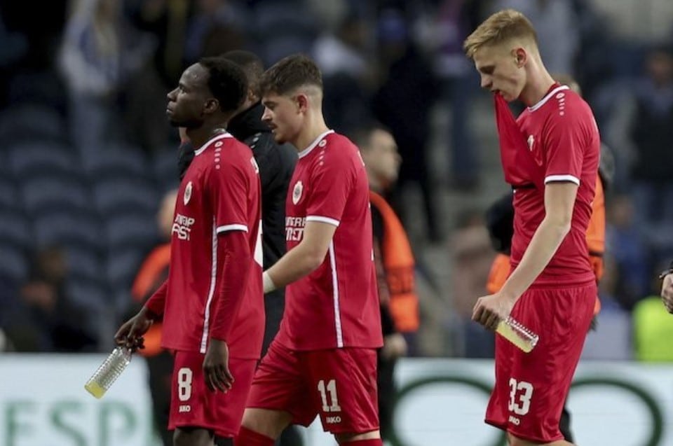 Biểu cảm của các cầu thủ Royal Antwerp sau trận thua Porto ở trận đấu Champions League 2023/2024