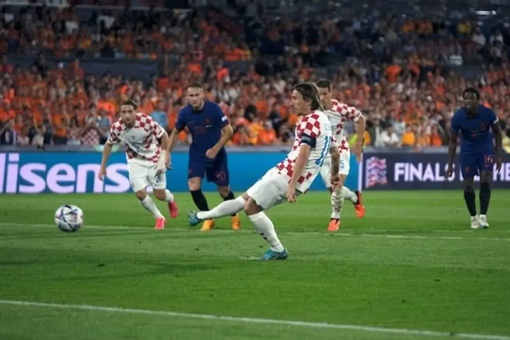 Luka Modric thực hiện quả phạt đền trong trận bán kết UEFA Nations League 2023 Hà Lan vs Croatia, Thứ Năm (15/6/2023)